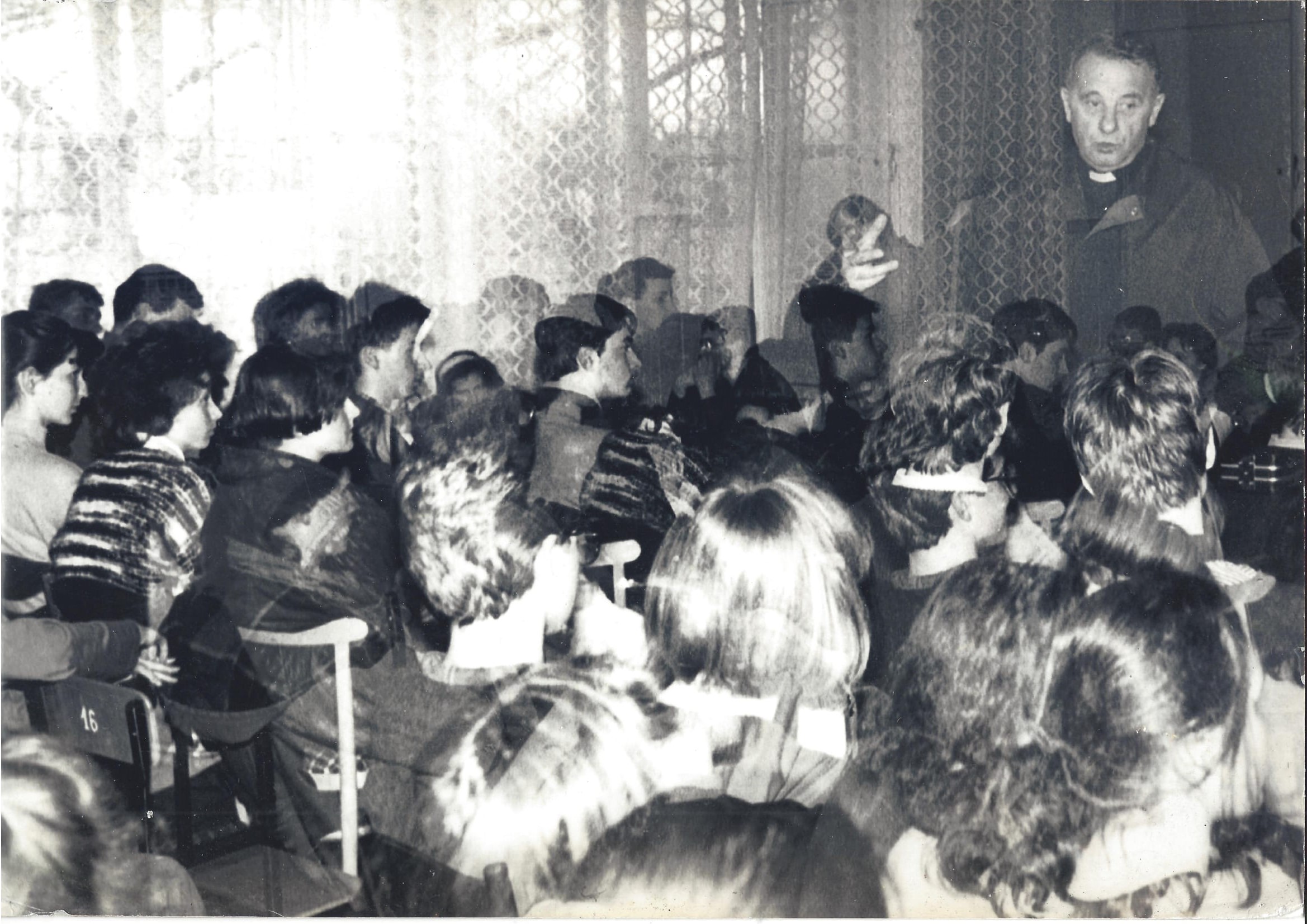 Fotografia przedstawiająca profesora Józefa Tischnera wykładającego dla młodzieży
